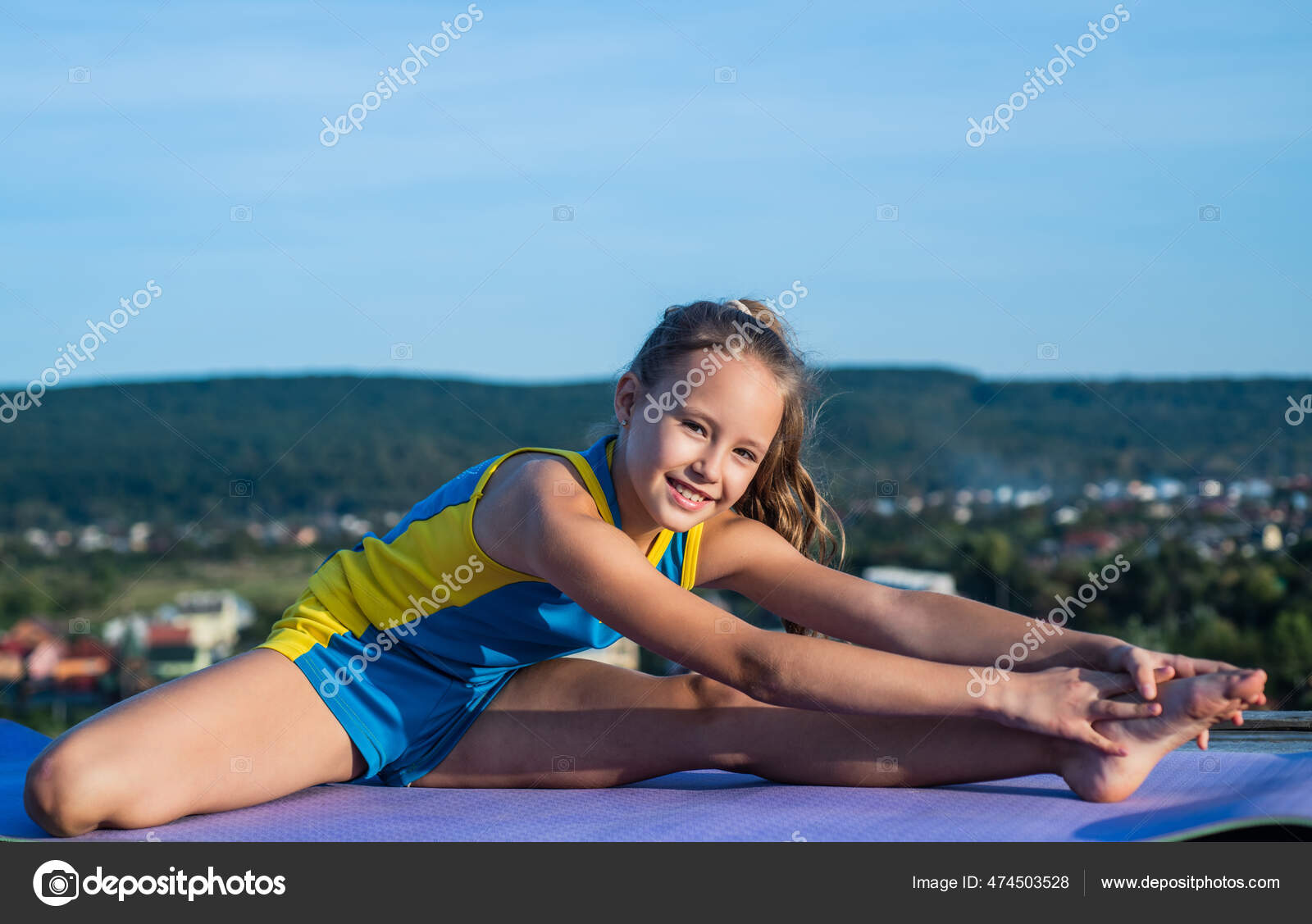 Chica deportiva, chica en ropa deportiva, entrenamiento al aire
