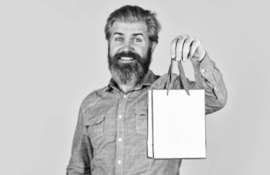 Giyim mağazası. Siber pazartesi ya da kara cuma. Satın aldığınız için teşekkürler. Alışverişten sonra sakallı mutlu bir adam. En iyi satış ve indirim burada. Tatil için hediyeler. Yetişkin hippi alışveriş çantası taşıyor.