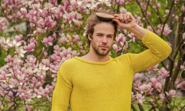 Tazelik ve uyanış. Bahar ilham. Baharın neşesi. Bahar güzeli. Modern hipster çiçekleri sever. İlkbahar konsepti. Adam çiçek parkında rahatlıyor. Botanik bahçesi. Erkek çiçek arkaplanı