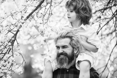 Babalar Günü. Baba ve oğul. Gelmiş geçmiş en iyi baba. Çocuk babasıyla eğleniyor. Mutlu bir aile. Doğada yaşayan küçük bir çocuk ve baba. İlkbahar. Hippi bebeği sırtında taşıyor. Sakallı zalim adam İyi baba