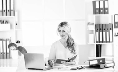 Her başarılı girişimci bir yerde başlar. Pazarlama uzmanı. İnternette çalışan güzel bir kadın. Dijital pazarlama. Online servis. İnternetten alışveriş. Web tasarımcısı kız. Kariyer yapmak. Modern teknoloji