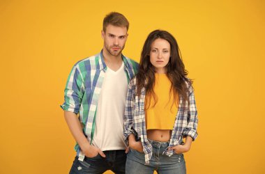 Onların stili çok daha sıradan. Sıradan giyimli bir çift. Vogue modelleri sarı arka plan. Moda kıyafetleri. Çağdaş sokak kıyafetleri. Moda yaşam tarzı. Kıyafetlerimizdeki son eğilimleri kaçırmayın.