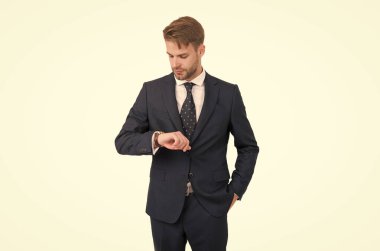 Vakit nakittir. Zaman yönetimi. Saati olan kendine güvenen bir girişimci. Formalite konusunda başarılı bir yönetici. İş adamı tarzı. Motivasyon ve başarı. Kravatlı adam. Çalışanların son teslim tarihi var