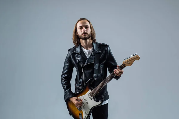 Uma estrela de rock. tocando música rock magistralmente. Homem louco elegante. instrumento musical de cordas. — Fotografia de Stock