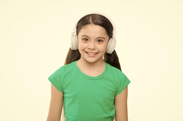 Privileg eines Premium-Musikkontos. Kleine Mädchen hören moderne Kopfhörer. Kleine Kinder hören Musik-Kopfhörer. Keine Werbeunterbrechungen. Spielen Sie ein beliebiges Lied. Probieren Sie Premium-Konto. Musik nonstop genießen — Stockfoto