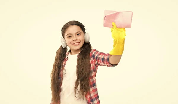 Lassen Sie sich von Musik bewegen. Mädchen Kopfhörer und Handschuhe putzen. Machen Sie den Haushalt freudiger. Viel Spaß. Putzen macht Sorgen. Alles an seinem Platz. Antiallergene Reinigungsprodukte. Reinigungsmittel — Stockfoto