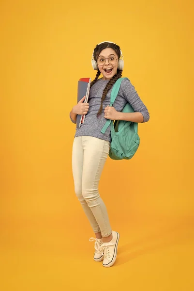 Objetivo de cambiar la educación pública. Día escolar normal. Una colegiala con estilo. Chica pequeña mochila de transporte. Colegiala vida diaria. Escolar inspirada y motivada. Día del conocimiento. Reforma educativa —  Fotos de Stock