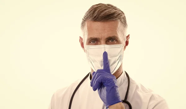 Médico trabajador médico médico en máscara respiratoria y guantes de goma con fonendoscopio muestran gesto de silencio para mantener tranquilo departamento coronavirus, covid19 — Foto de Stock