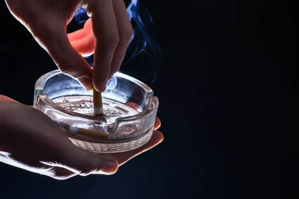 Tira la ceniza. Fumar cigarrillos. Mano tocando el cigarrillo en el cenicero. Dejar de fumar, copiar espacio —  Fotos de Stock