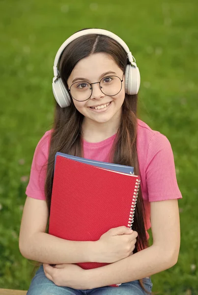 Słuchanie i studiowanie dźwięku. Szczęśliwe dziecko lubi słuchać muzyki. Mała dziewczynka ćwiczy słuchanie. Kurs słuchania. Uczenie się na odległość. Szkoła i edukacja. Współczesne życie. Poczuj język muzyki — Zdjęcie stockowe