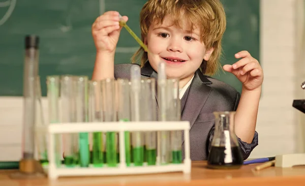 İlkokuldaki küçük çocuk. Biyoloji okulu laboratuvar ekipmanları. Bilim okuyan okul çocuğu bilim adamı. Dersteki küçük çocuk. Okula dönelim. Küçük çocuk laboratuvarda kimya öğreniyor. — Stok fotoğraf
