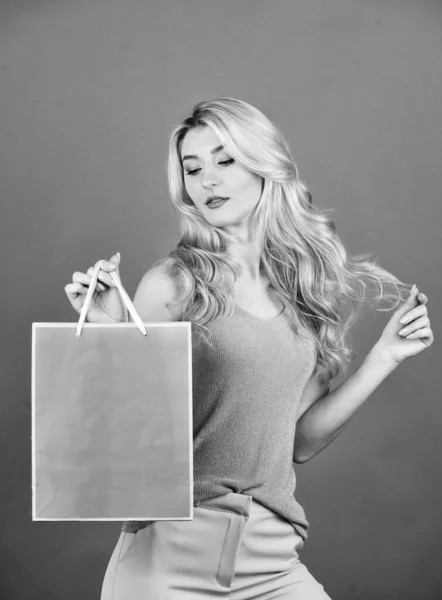 Thuis winkelen. Meisjesshopper houdt paperbag pakje vast. Koop cadeautjes online. Cadeauwinkel voor elke vakantie. Uitverkocht op zwarte vrijdag. Mooie aankoop. sexy blondine draagtassen. elegante vrouw shopaholic — Stockfoto