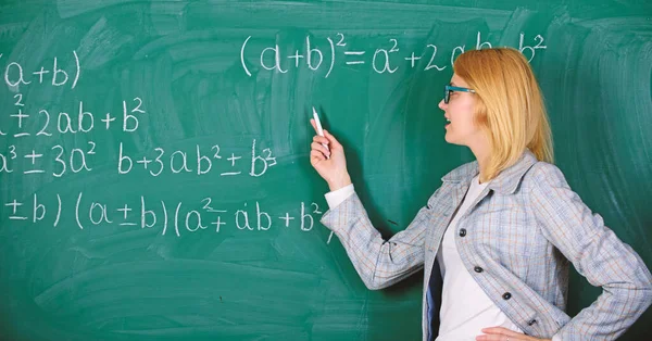 De vuelta a la escuela. Día del maestro. Estudio y educación. Escuela moderna. Día del conocimiento. mujer en el aula. En la escuela. Enseñanza en casa. Mujer feliz. profesor en la escuela lección en pizarra. Hora de relajarse. — Foto de Stock