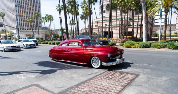 Long Beach, Kaliforniya ABD - 11 Nisan 2021: Kırmızı Chevrolet Kustom ünlü retro araba sol görüş — Stok fotoğraf