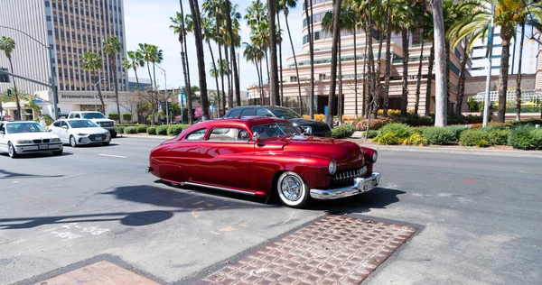 Long Beach, Califórnia EUA - 11 de abril de 2021: chevrolet vermelho kustom famoso carro retro vista lateral esquerda — Fotografia de Stock