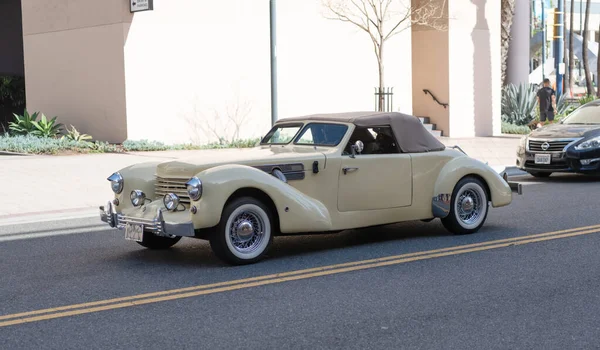 Long Beach, Californie Etats-Unis - 12 Avril 2021 : antiquité rétro voiture vintage cabriolet sur la route vue de côté. — Photo