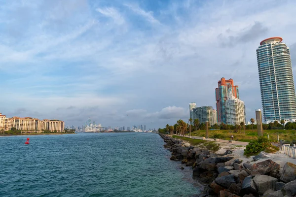 Miami beach promenade along Government Cut water channel at South Pointe in Florida, USA — Stock Photo, Image