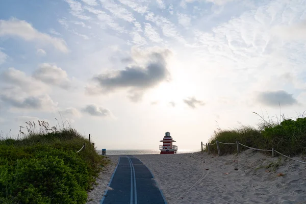 米国フロリダ州マイアミ市のサウスビーチへの砂丘を横断する滑らかな経路 — ストック写真