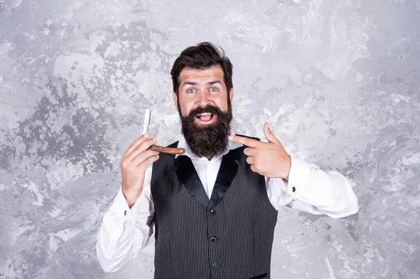 Bearded hipster guy ready for new hairstyle. going to shave. male grooming. — Stock Photo, Image