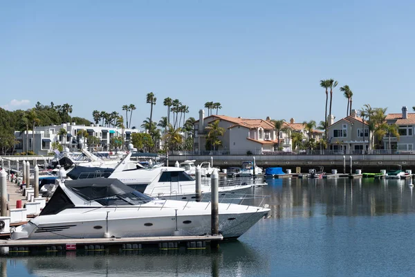 Long Beach, Kalifornien USA - 26 mars 2021: Båt och segelbåtshamn. båtar och lyxyachter — Stockfoto