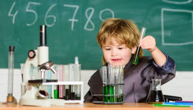 Temel bilgi ilkokul eğitimi. Eğitim deneyi. Bilgi kavramı. Bilgi toplama günü. Araştırmalar için ilham kaynağı. Çocuk biyoloji kimyası okuyor. Erkek mikroskobu ve test tüpleri okulu