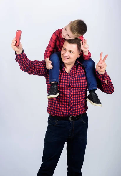 Mira para allá. divertido selfie con padre. Un niño pequeño con papá. padre e hijo con camisa roja a cuadros. Día de los padres. Disfrutando del tiempo juntos. Familia feliz juntos. infancia. crianza — Foto de Stock