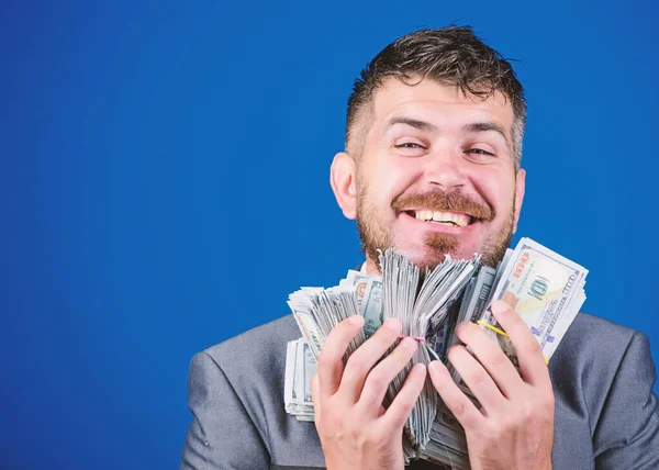 Geld en macht. Een loterij winnen. zakenman na veel. Financiën en handel. Zakelijk en sportief succes. Een gelukkige man met een baard heeft veel geld. Billioner met dollarbankbiljetten — Stockfoto