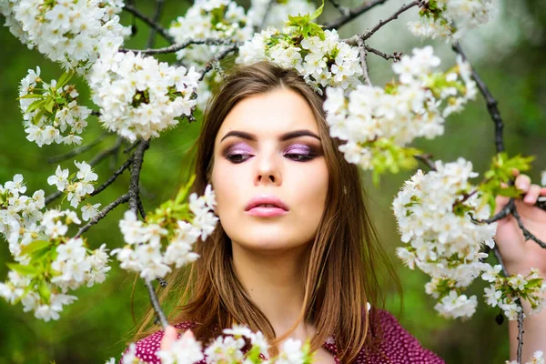 Chica en armonía con la naturaleza. Cosmética ecológica del entorno natural. Frescura de primavera. Concepto de cosmética natural. Cuidado de la piel maquillaje. Flores de árboles florecientes. Belleza natural. Mujer bonita cuidado de la piel —  Fotos de Stock