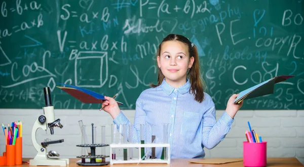 Tıbbi sonuçlar. Kimya. Okula dönelim. Öğrenciler mikroskopla biyoloji deneyleri yapıyor. Okulda kimya öğrenen küçük çocuklar. Mutlu çocuklar günü. Okuldaki küçük çocuklar. — Stok fotoğraf