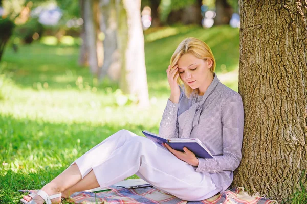 Migliori libri di auto-aiuto per le donne. Ragazza concentrata sedersi parco tronco d'albero magro leggere libro. Leggere libri ispiratori. Bestseller in cima alla lista. Libri che ogni ragazza dovrebbe leggere. Relax tempo libero un concetto di hobby — Foto Stock