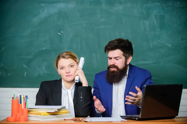 Educador de la escuela y maestro de escuela opinión diferente. Personal escolar. Colectivo escolar y relaciones entre colegas. Diferencias profesionales. Profesor y supervisor trabajando en el aula de la escuela — Foto de Stock