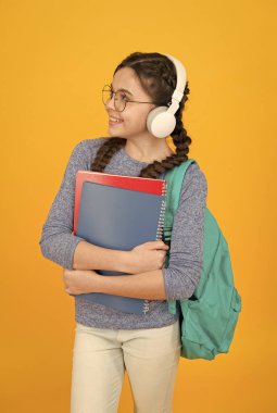 Dinleme faaliyetleri. Küçük bir çocuk dinleme becerisi geliştiriyor. Mutlu çocuk müzik dinle. Dinleme kursu. Çevrimiçi öğrenme. Okul ve eğitim. Modern hayat. Dinleme anlayışı sadece duyma değildir.