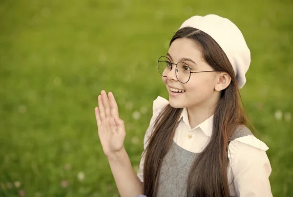 Per un futuro migliore. Bambino felice fare gesto di saluto all'aperto. La ragazzina torna a scuola. Futuro e aspettative. Infanzia e tempo di scuola. Crescita e sviluppo. Accendere un futuro più luminoso — Foto Stock