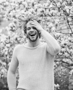 Tazelenmiş hissediyorum. Mutlu Paskalyalar. Çiçek açan ağacın yanındaki adam. Sakura kokusu. İyi havanın tadını çıkar. Alerji. Manolya çiçeği açan seksi adam. Bahar tatili sağlıklı gençlik. Sabahları dinleniyorum.