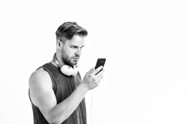 Teknolojiyi eğlence ya da eğitim için kullanıyor. Kitap ve internet eğitimi. Müzik eğitimi. Seksi kaslı adam dinle kitabı. Kulaklıklı adam beyazdan izole edilmiş. Kitap. traşsız adam inline çalış