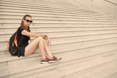 Kentsel alan. Turist rehberi gezisi. Tatil fikirleri. Büyük şehirde bir tatil. Kadın dinleniyor. Müze üniversite binası. Kız öğrenci merdivenlerde oturur. Şehri keşfet. Tatil ve seyahat konsepti. Bekliyorum
