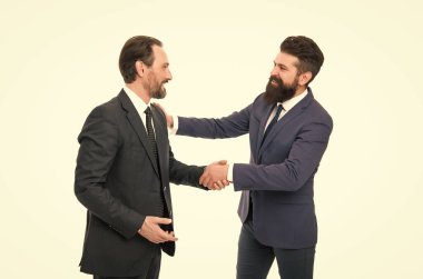 İşbirliği ve takım çalışması. Resmi takım elbiseli sakallı iş adamları. Olgun erkeklerin kendi işleri vardır. Beyazların izole ettiği patron ortaklığı. İş toplantısı. Takım başarısı. işbirliği kavramı