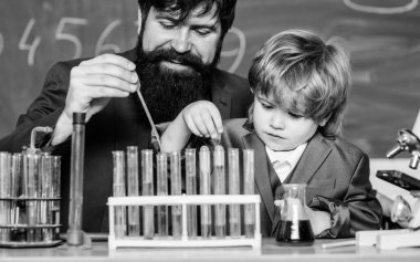 Tecrübe yoluyla bilgi edinen zihinsel süreç. Okula dönelim. Bilişsel beceriler. Öğretmen çocuk test tüpleri. Kimya deneyi. Bilişsel süreç. Çocukların bilişsel gelişimi