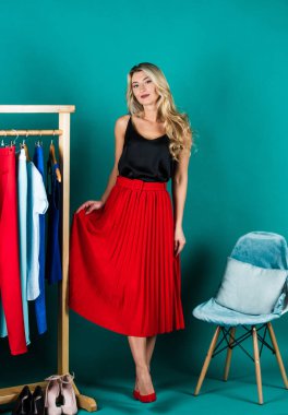 Moda butiği ve gardıropta kıyafet seçen zarif bir kadın.