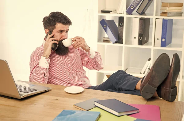 Mitarbeiter trinken Tasse Tee im Gespräch mit dem Handy im modernen Büro, Technologie — Stockfoto