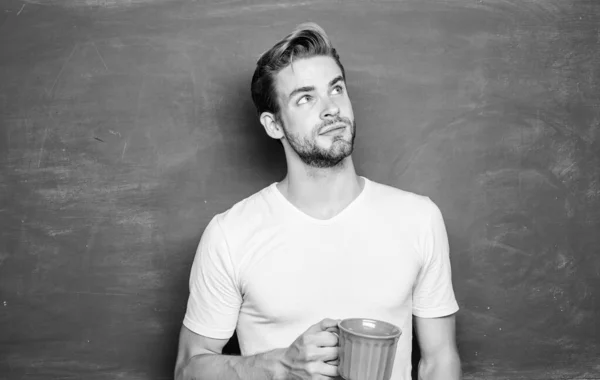 Busca de inspiração. Bom dia. de volta à escola. energia e inspiração para a educação. professor da escola precisa de coffee break. Um homem no quadro-negro bebe café. Estudante em sala de aula. Tempo de descanso — Fotografia de Stock