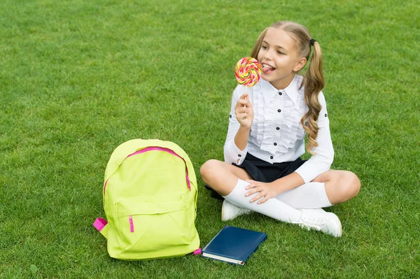 Miúdo dos doces. Happy schoolchild desfrutar pirulito. Doce dente. Comer doces. Diversão pirulito — Fotografia de Stock