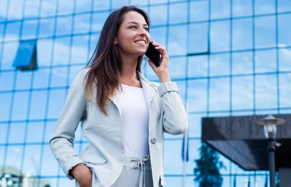 Feliz exitosa y confiada empresaria hablar por teléfono, negocio ágil — Foto de Stock