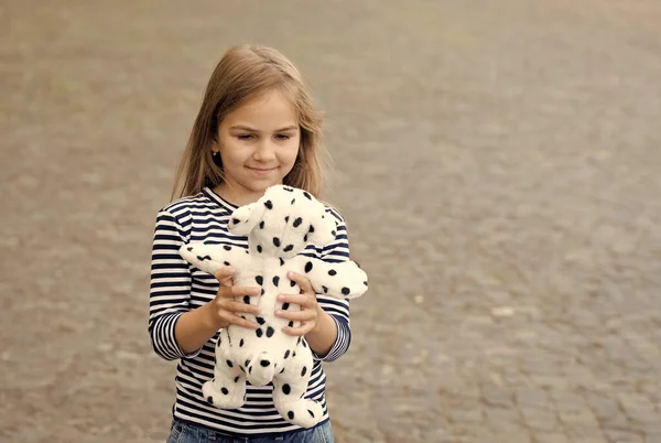 A brincar com o seu novo brinquedo. Criança feliz brincar com cão de brinquedo ao ar livre. Jogo e jogo. Actividade infantil. Jardim de infância e escola infantil. Loja de brinquedos. Mantenha seu bebê entretido, espaço de cópia — Fotografia de Stock