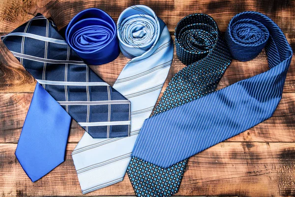 Colección formal corbata para hombre fondo de madera, prendas de cuello — Foto de Stock
