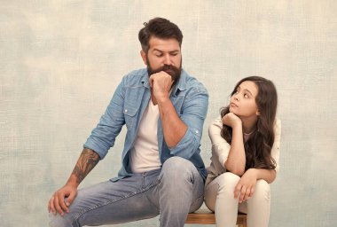 Şirin bir kız çocuğu, ciddi bir aile babası, taburede oturan gri bir geçmişi ve ilişkisi var.