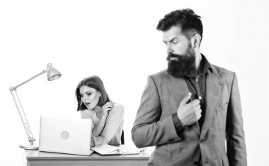 Tipik ofis hayatı. Ofis kolektif konsepti. Birlikte çalışmak. Müdür bey dizüstü bilgisayarla meşgul bir kızın önünde duruyor. Ofis müdürü ya da sekreter. Seksi ofis çalışanı. Özel sekreter.