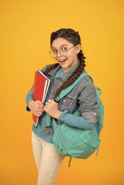 Ödevimi yaptım. Oyuncu kız okul çantasını ve kitapları tutuyor. Ev ödevi. Evde eğitim. Ev ödevi kulübü. Okul sonrası aktiviteleri. Okul ve eğitim. Okul ödevi rutini