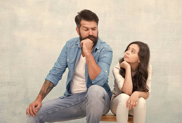 Şirin bir kız çocuğu, ciddi bir aile babası, taburede oturan gri bir geçmişi ve ilişkisi var.