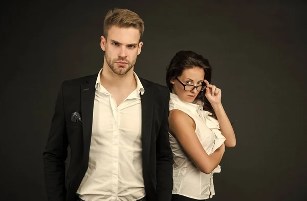 Profissional casal de mulher sexy e bonito homem no formal desgaste escuro fundo, moda — Fotografia de Stock